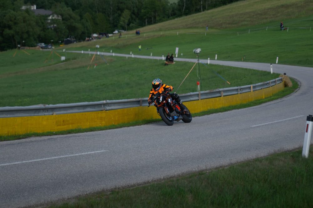 Bergrennen Julbach 2026 | Julbach, Oberösterreich Motorradfahrer in einer Kurve mit gelb gepolsterter Leitplanke beim Julbach Bergrennen im Mühlviertel