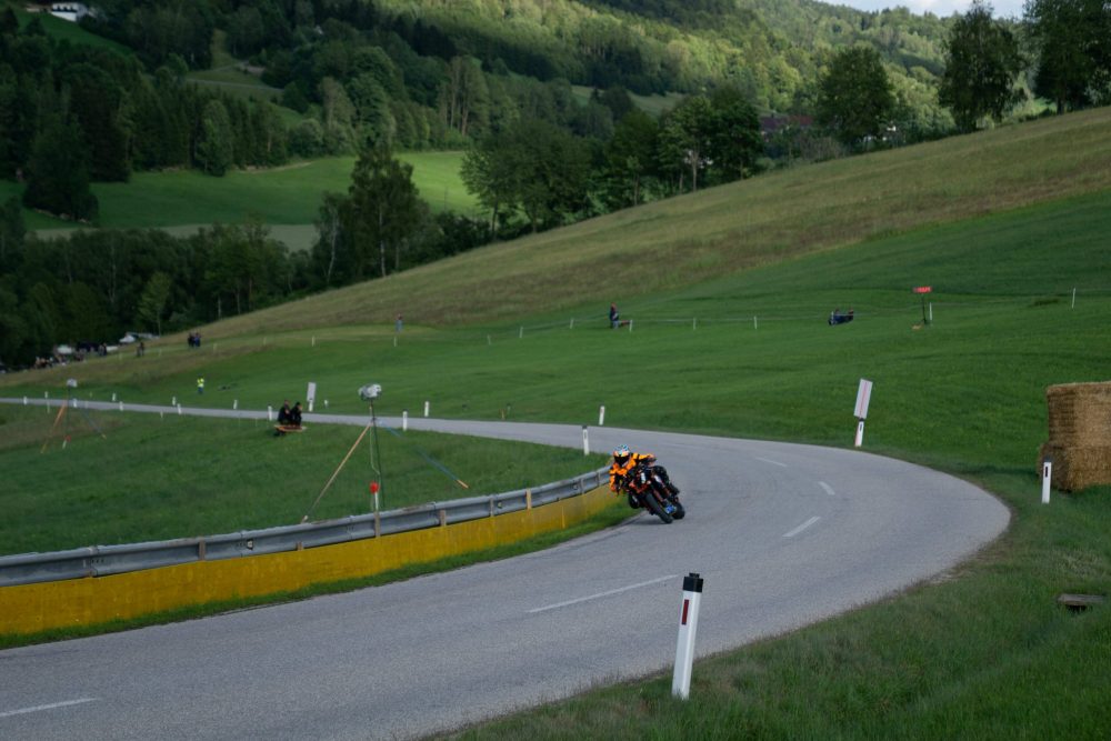 Bergrennen Julbach 2026 | Julbach, Oberösterreich Motorradfahrer in der Kurve mit gelber Leitplanke, Blick über die Strecke beim Bergrennen Julbach
