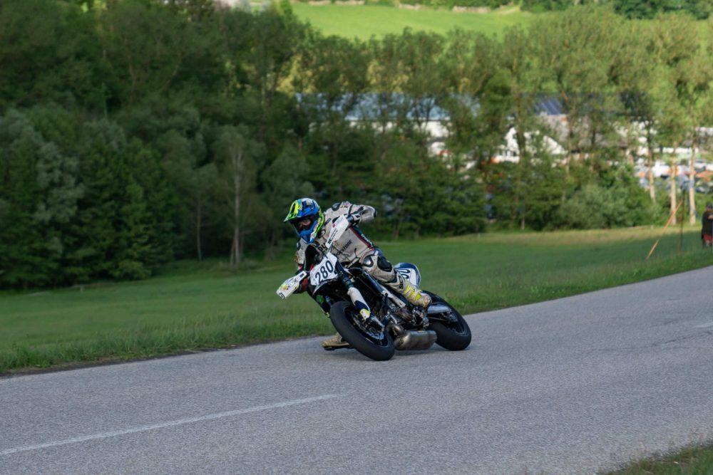 Bergrennen Julbach 2026 | Julbach, Oberösterreich Supermoto in Schräglage vor einer grünen Wiese beim Bergrennen Julbach 2026