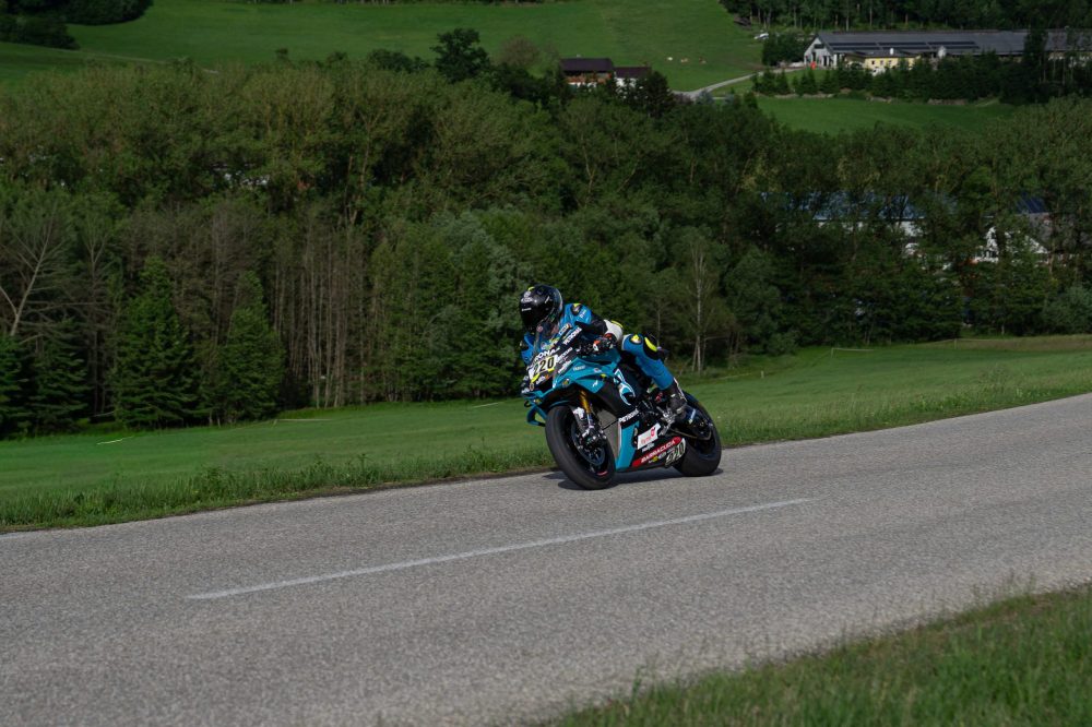 Bergrennen Julbach 2026 | Julbach, Oberösterreich Türkises Superbike auf der Geraden vor dem Wald beim Motorrad Bergrennen Julbach
