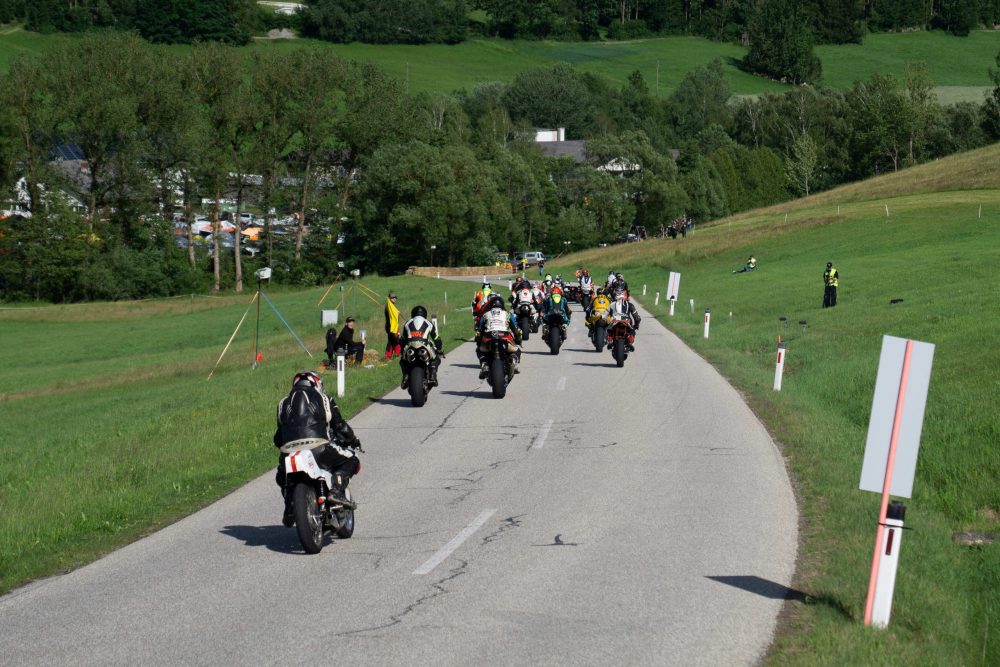 Bergrennen Julbach 2026 | Julbach, Oberösterreich Gruppe von Motorradfahrern bei der Rückführung durch die grüne Hügellandschaft bei Julbach
