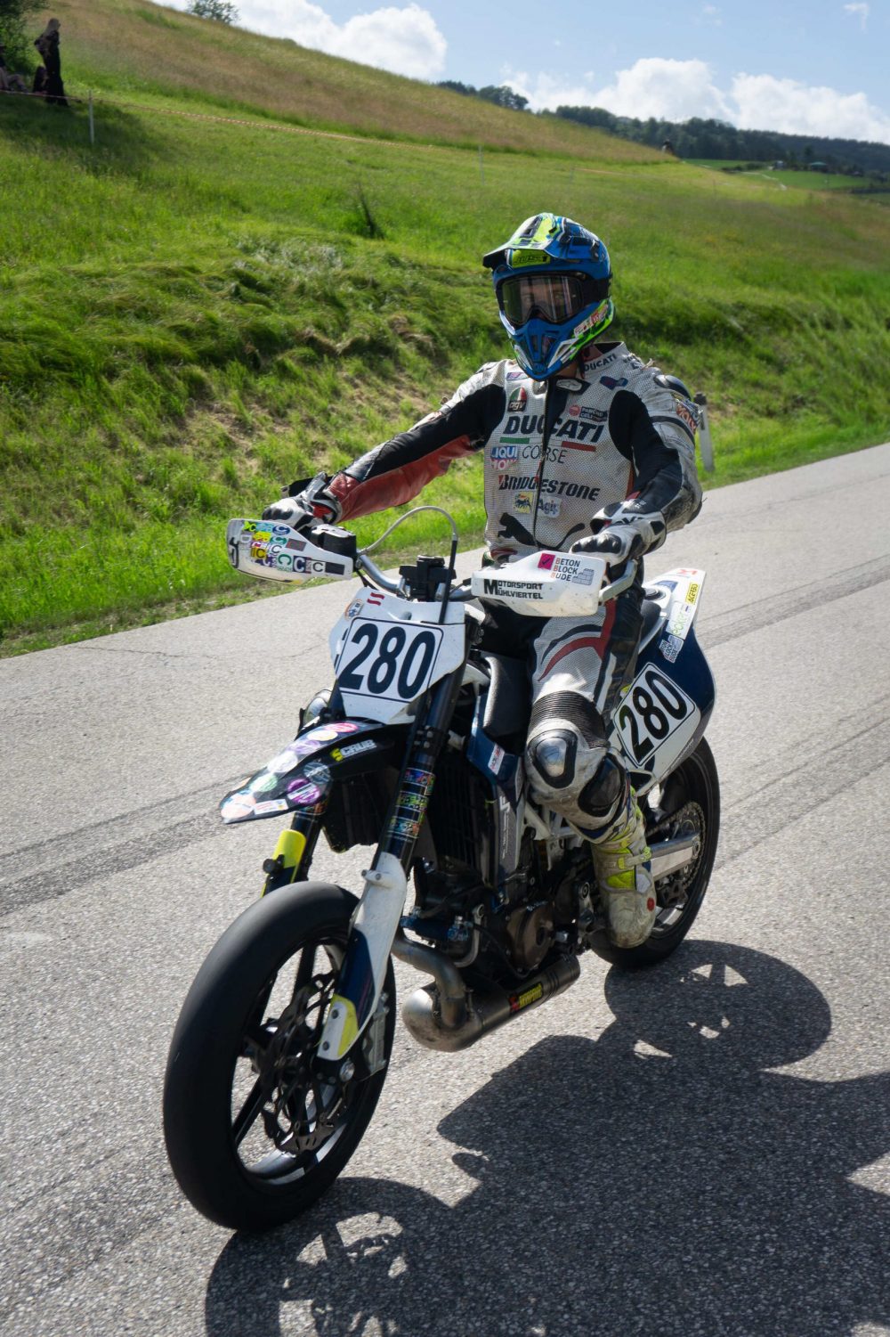 Bergrennen Julbach 2026 | Julbach, Oberösterreich Supermoto frontal bei der Rückführung beim Motorradrennen in Julbach