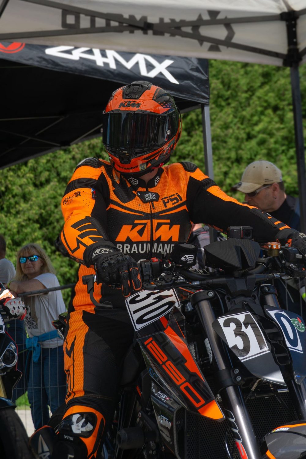 Bergrennen Julbach 2026 | Julbach, Oberösterreich Fahrer in KTM Lederkombi mit Startnummer 31 unter dem 24MX Zelt am Start des Bergrennens Julbach 2026