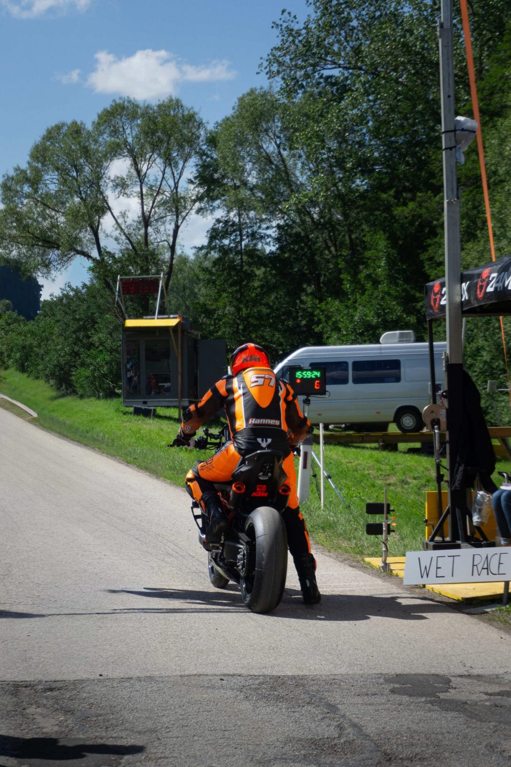 Bergrennen Julbach 2026 | Julbach, Oberösterreich Motorradfahrer in oranger Kombi am Start des Bergrennens Julbach im Mühlviertel