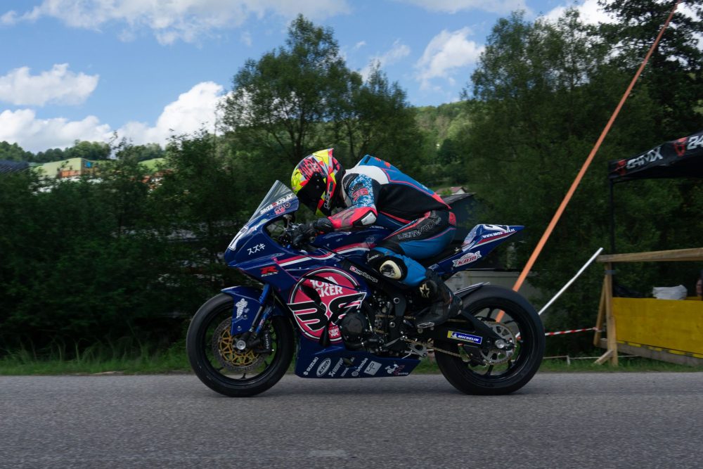 Bergrennen Julbach 2026 | Julbach, Oberösterreich Fahrer auf einem Superbike in Blau, Rot und Weiß unter blauem Himmel beim Bergrennen Julbach