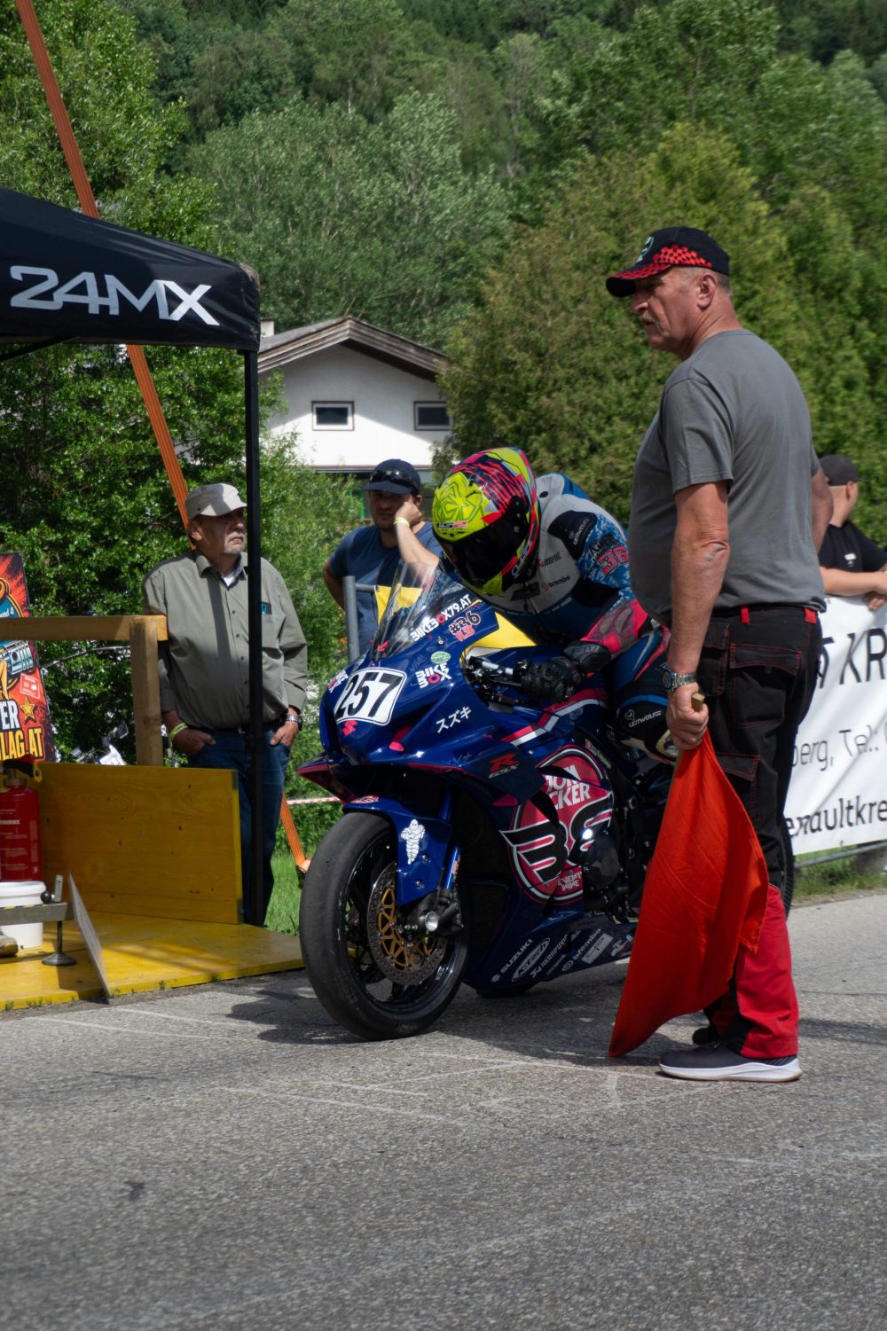 Bergrennen Julbach 2026 | Julbach, Oberösterreich Starthelfer hält das blaue Superbike eines Fahrers am Start des Bergrennens Julbach 2026