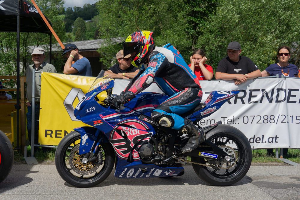 Bergrennen Julbach 2026 | Julbach, Oberösterreich Fahrer auf einem Superbike in Blau und Pink am Start des Bergrennens Julbach 2026