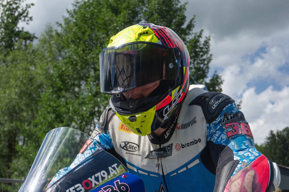 Bergrennen Julbach 2026 | Julbach, Oberösterreich Nahaufnahme eines Fahrers mit neonfarbenem Helm am Start des Bergrennens Julbach