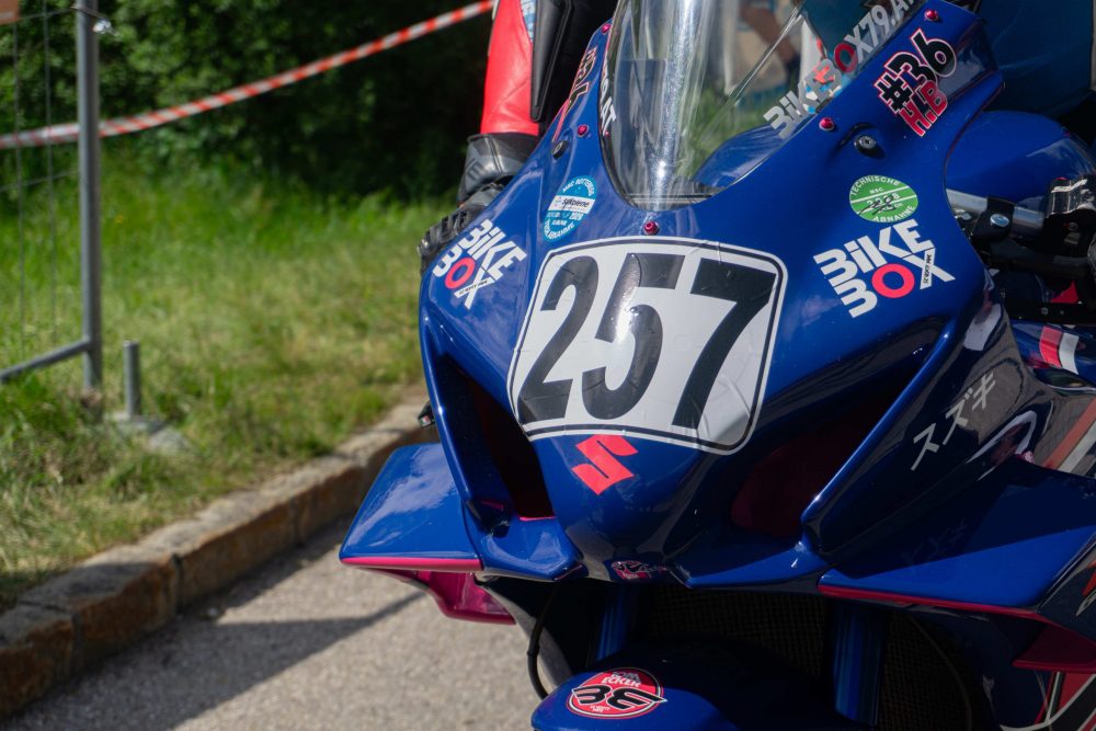Bergrennen Julbach 2026 | Julbach, Oberösterreich Blaue Suzuki mit Startnummer 257 in der Startaufstellung beim Motorradrennen im Mühlviertel