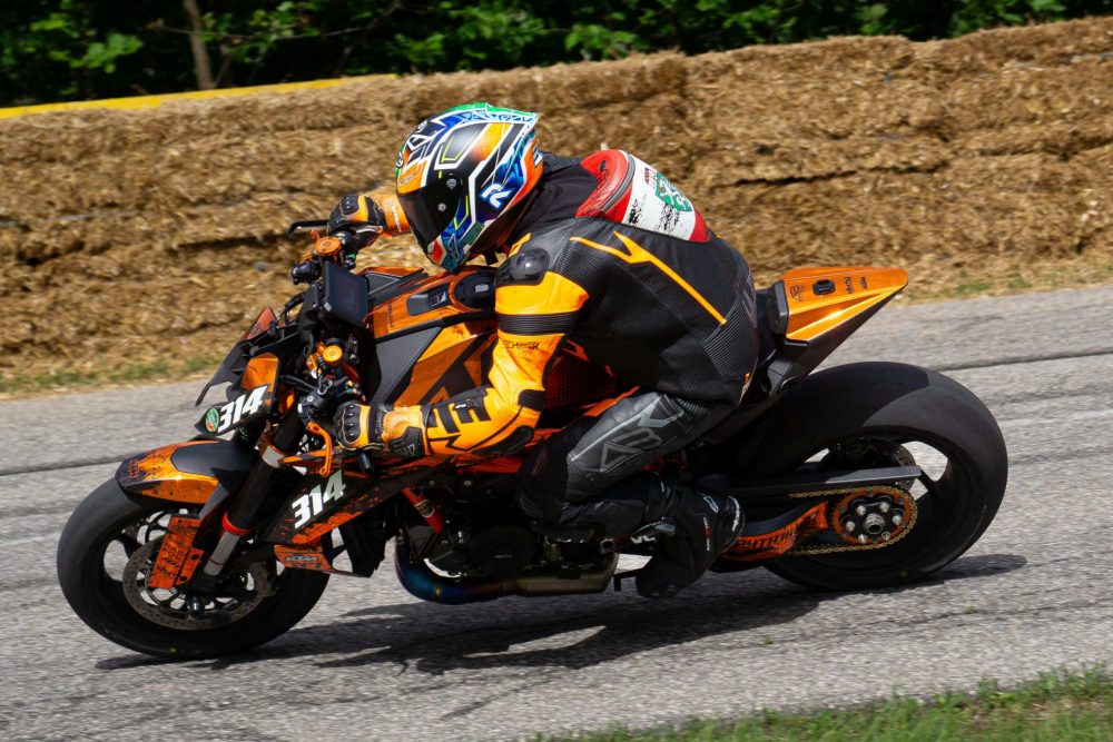 Bergrennen Julbach 2026 | Julbach, Oberösterreich Fahrer auf KTM Super Duke mit Knie am Boden an der Strohballenmauer beim Bergrennen Julbach 2026