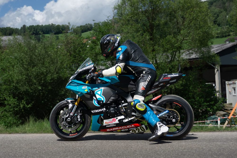 Bergrennen Julbach 2026 | Julbach, Oberösterreich Fahrer auf einem Superbike in Türkis und Schwarz am Start des Julbach Bergrennens im Mühlviertel