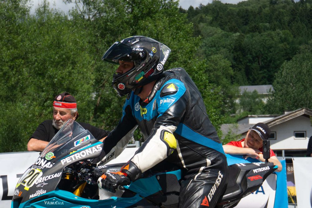 Bergrennen Julbach 2026 | Julbach, Oberösterreich Fahrer in Lederkombi in Türkis und Schwarz auf seinem Superbike am Start in Julbach
