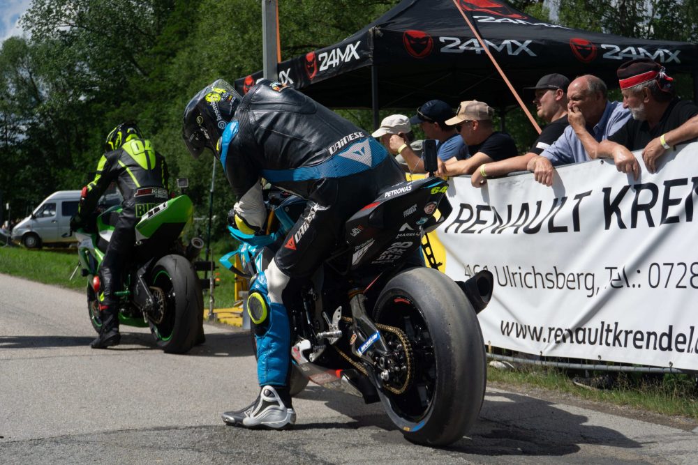 Bergrennen Julbach 2026 | Julbach, Oberösterreich Grüne Kawasaki und türkises Superbike am Start, dahinter Zuschauer an der Absperrung in Julbach