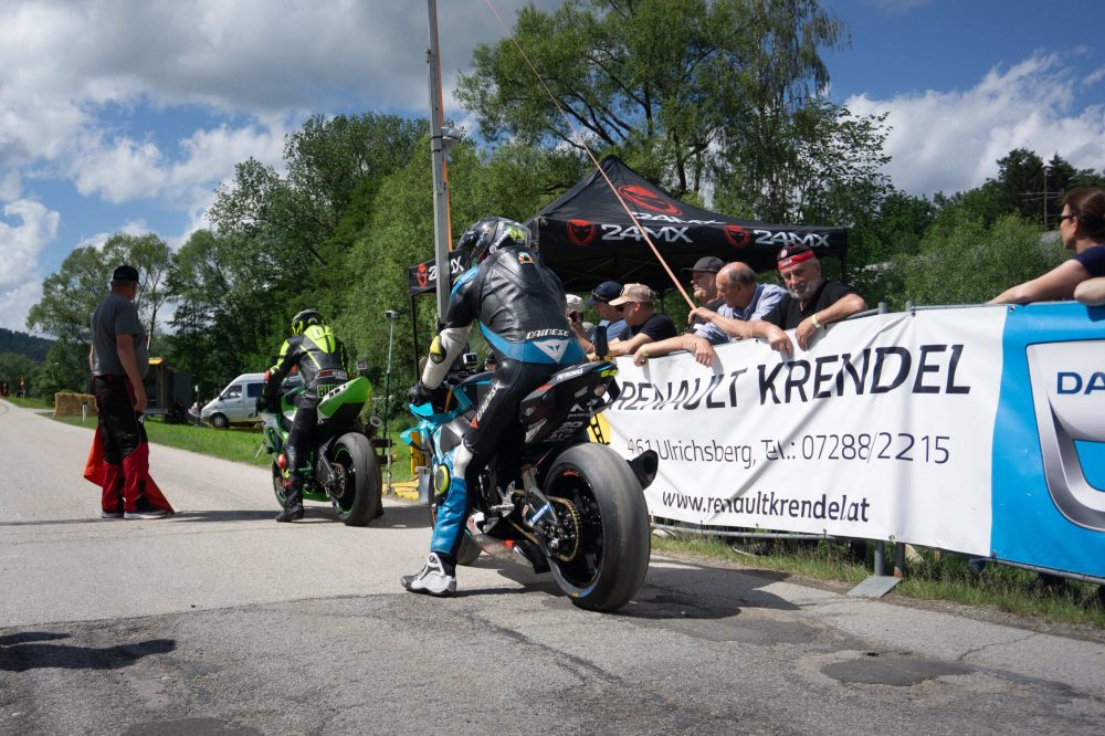 Bergrennen Julbach 2026 | Julbach, Oberösterreich Yamaha R1 am Start der Bergstrecke in Julbach, dahinter Zuschauer und Banner