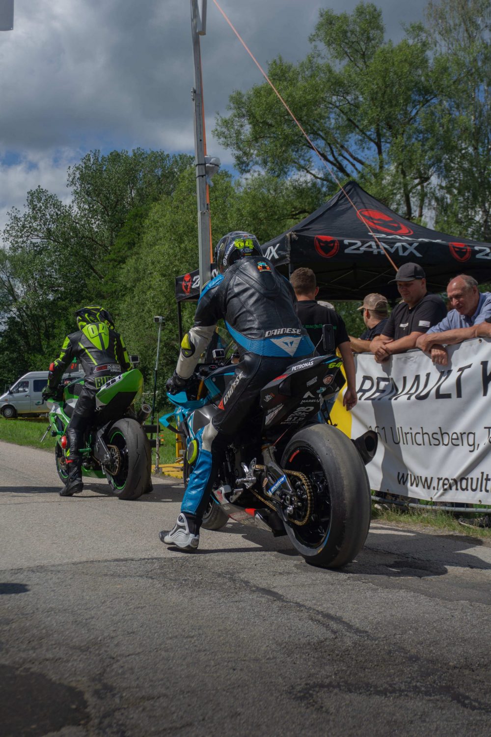 Bergrennen Julbach 2026 | Julbach, Oberösterreich Motorradfahrer am Start des Julbach Bergrennens, dahinter Zuschauer an der Absperrung