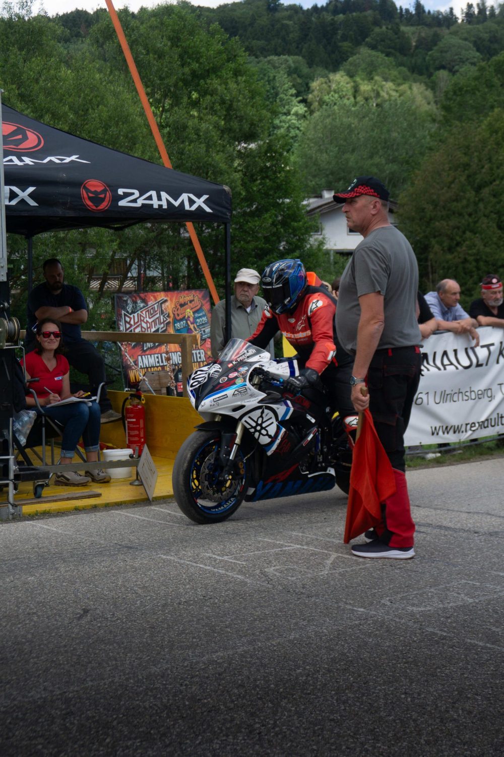 Bergrennen Julbach 2026 | Julbach, Oberösterreich Starthelfer hält ein weißes Superbike am Start des Bergrennens Julbach 2026