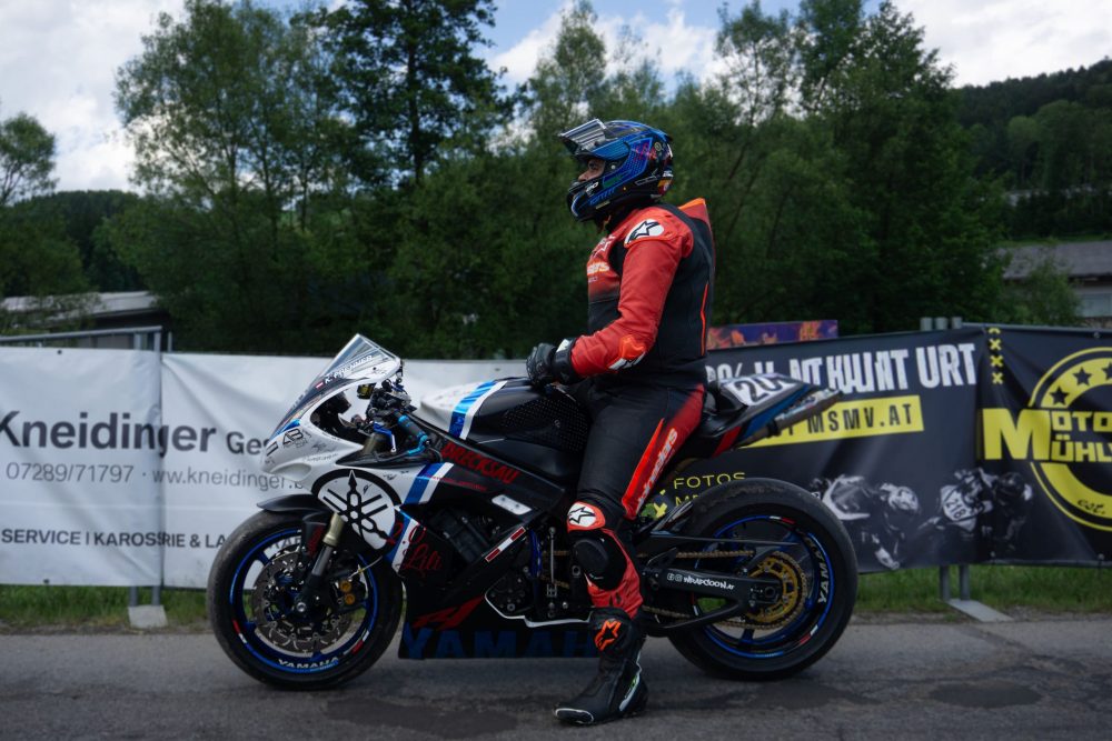 Bergrennen Julbach 2026 | Julbach, Oberösterreich Fahrer in Lederkombi in Rot und Schwarz steht neben seinem Superbike am Start des Bergrennens Julbach