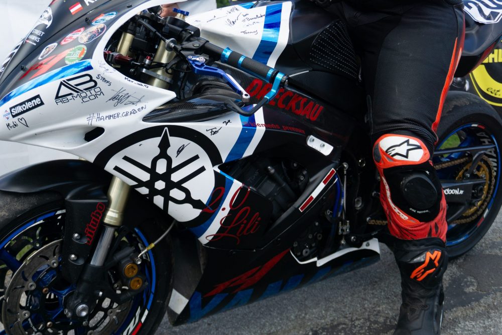 Bergrennen Julbach 2026 | Julbach, Oberösterreich Detailaufnahme von Stiefel und Verkleidung eines Superbikes in Weiß und Blau beim Bergrennen Julbach