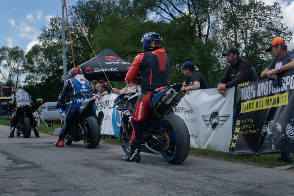 Bergrennen Julbach 2026 | Julbach, Oberösterreich Fahrer warten an der Startlinie des Motorrad Bergrennens Julbach vor den Werbebannern