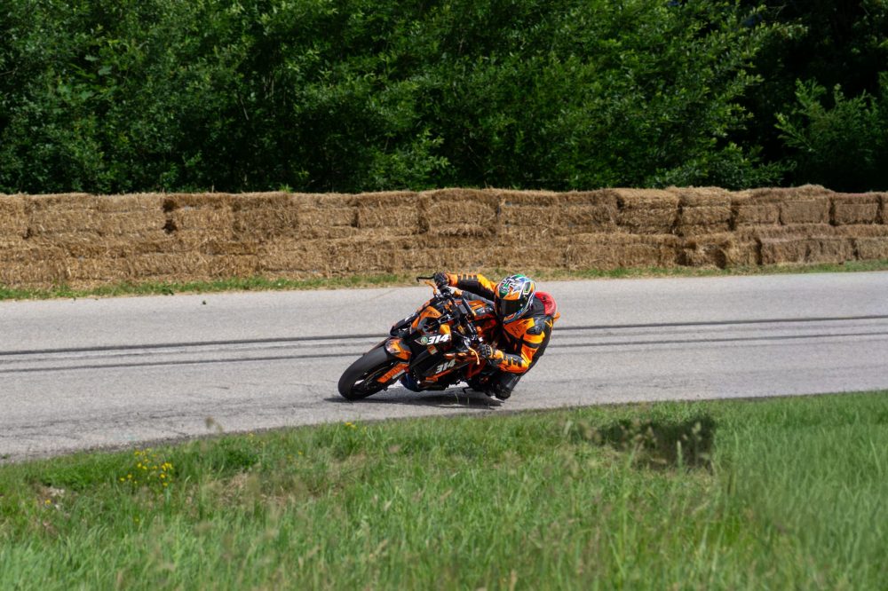 Bergrennen Julbach 2026 | Julbach, Oberösterreich Fahrer auf KTM Super Duke mit Knie am Boden an der Strohballenmauer beim Julbach Bergrennen