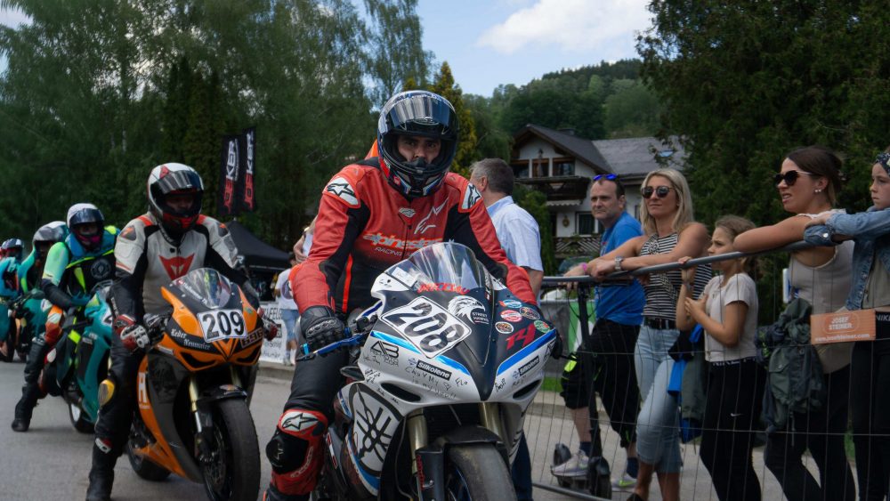 Bergrennen Julbach 2026 | Julbach, Oberösterreich Zuschauer lehnen über die Absperrung und klatschen die Fahrer bei der Rückführung in Julbach ab