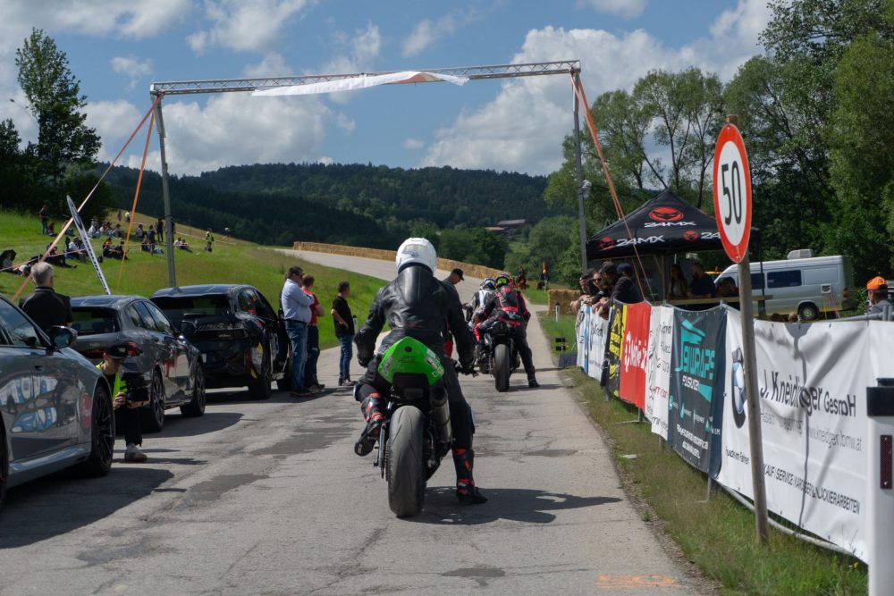 Bergrennen Julbach 2026 | Julbach, Oberösterreich Grüne Kawasaki von hinten am Start unter dem Startbogen, Bergrennen Julbach im Mühlviertel