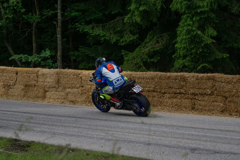 Bergrennen Julbach 2026 | Julbach, Oberösterreich Superbike in Weiß und Blau entlang der Strohballen beim Motorrad Bergrennen Julbach