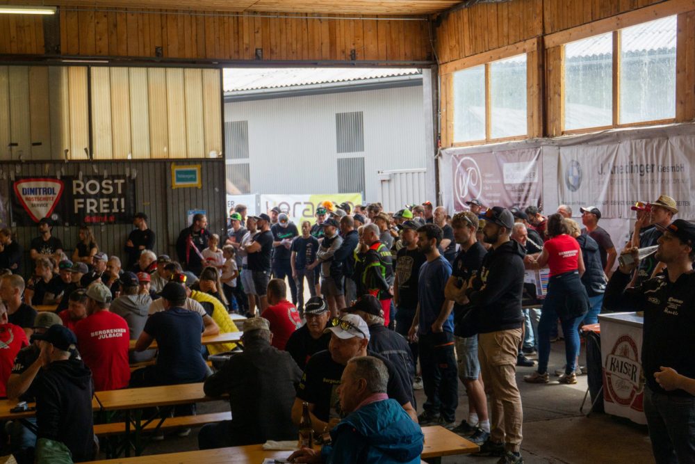 Bergrennen Julbach 2026 | Julbach, Oberösterreich Voll besetzte Halle mit Fahrern und Zuschauern beim Bergrennen Julbach 2026