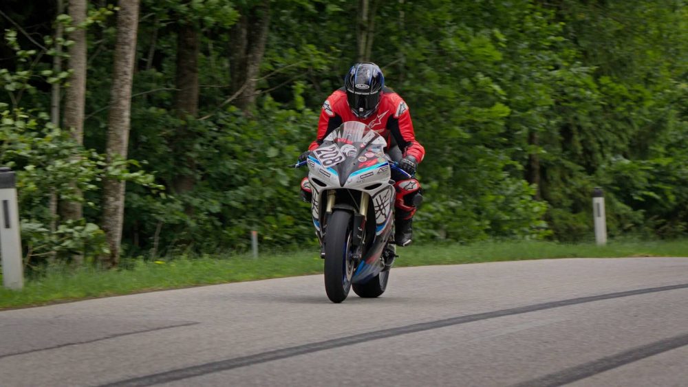 Bergrennen Julbach 2026 | Julbach, Oberösterreich Superbike in Rot und Schwarz auf der Geraden am Waldrand beim Bergrennen Julbach 2026