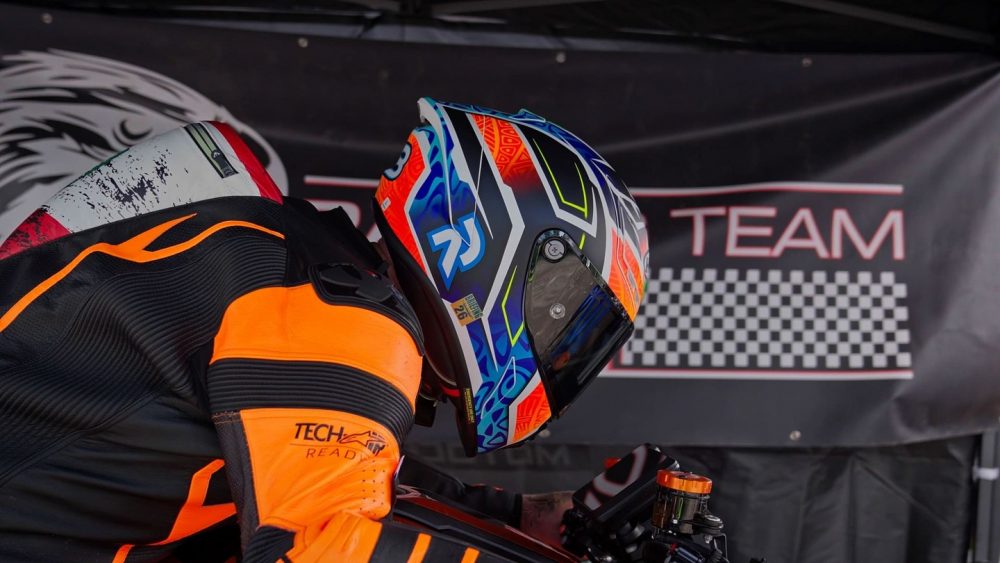 Bergrennen Julbach 2026 | Julbach, Oberösterreich Rennfahrer in oranger Kombi mit Helm im Fahrerlager vor dem Racing Team Zelt, Bergrennen Julbach 2026