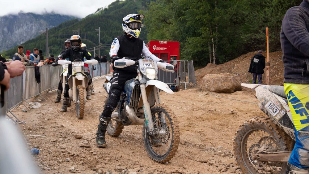 Endurofahrer im Schlamm im Fahrerlager am Erzberg während des Erzbergrodeo 2026