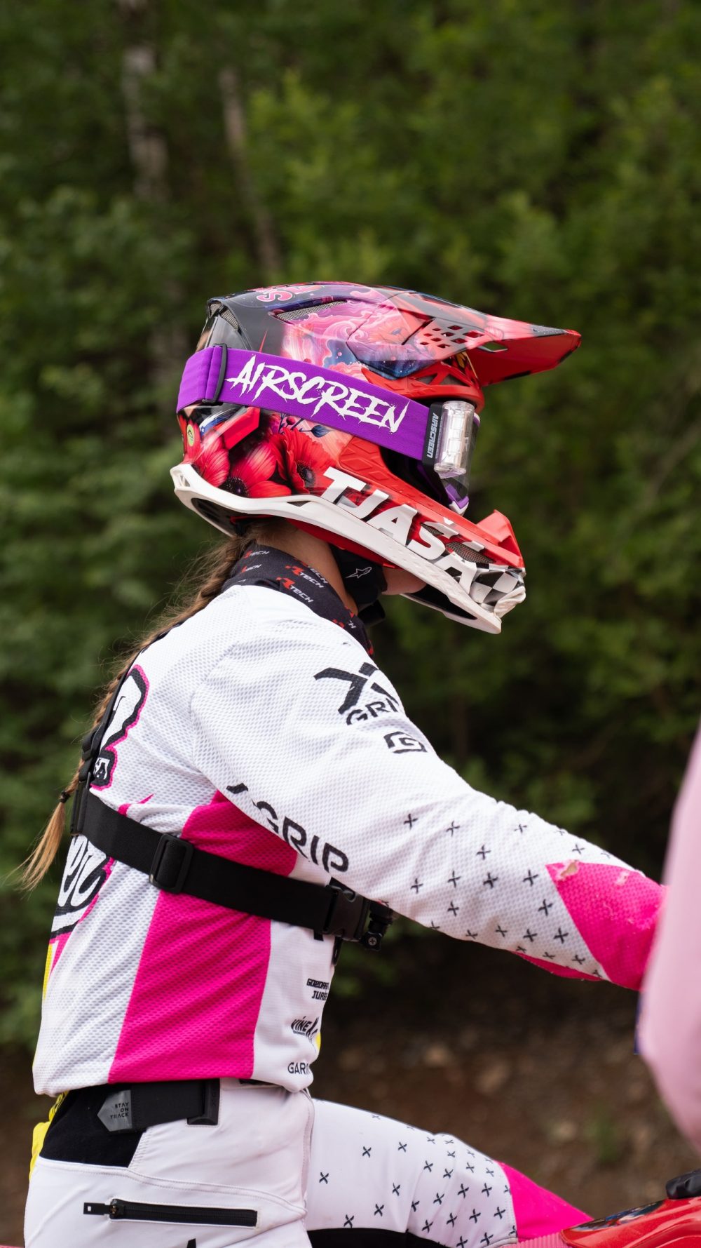 Fahrerin in Motocrossausrüstung in Pink und Weiß beim Erzbergrodeo 2026