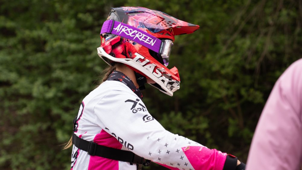 Fahrerin mit pinkem Helm im Profil beim Erzbergrodeo 2026 in Eisenerz