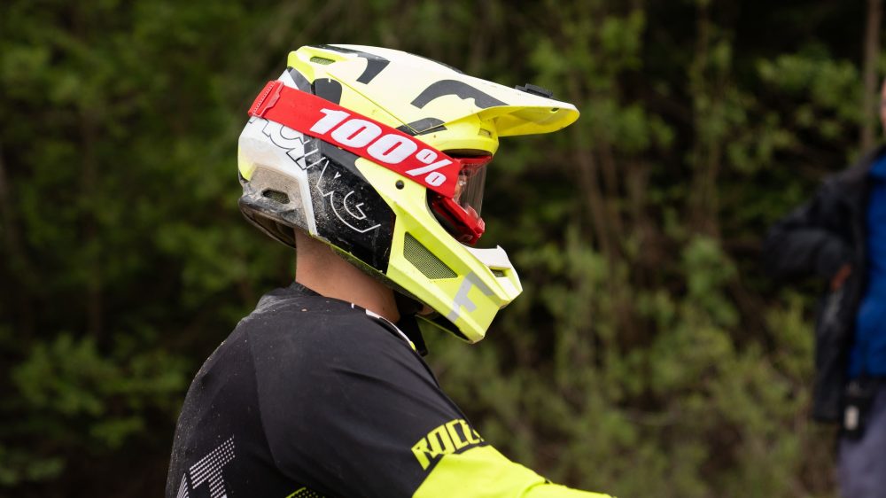 Nahaufnahme eines Helms in Gelb und Rot mit Brille von 100% beim Erzbergrodeo 2026