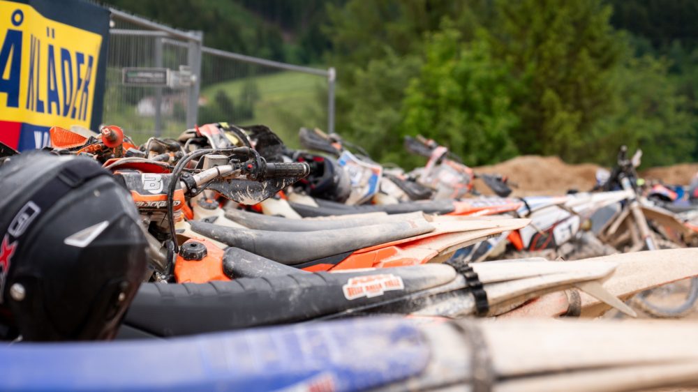 Aufgereihte Enduromotorräder im Fahrerlager beim Erzbergrodeo 2026