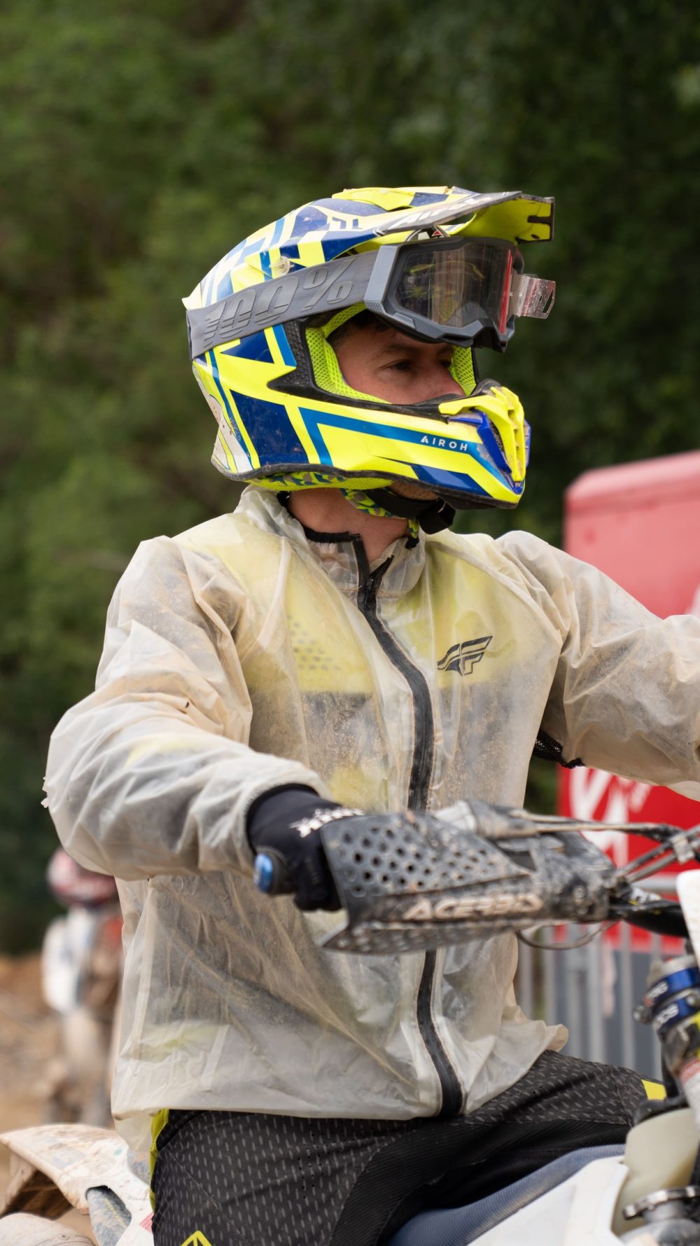 Jakub Zręda mit gelbem Helm und Regenschutz vor seiner Testfahrt am Erzberg