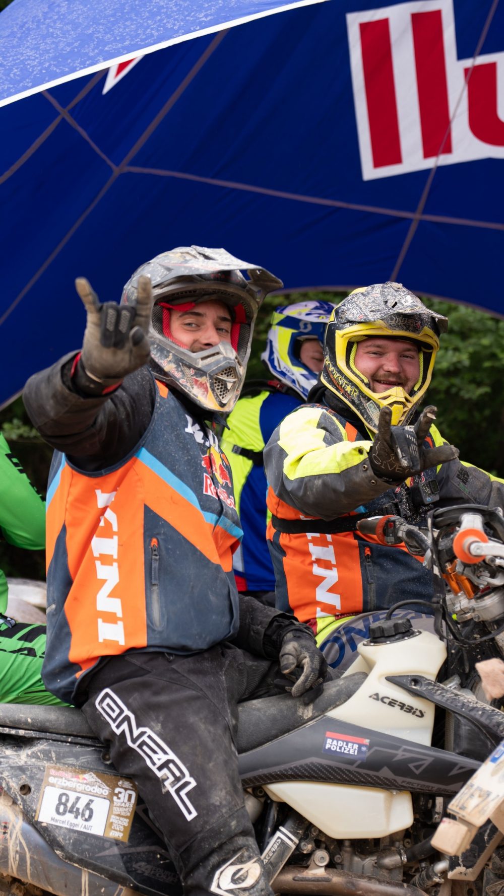 Zwei Endurofahrer zeigen unter dem Red Bull Zelt den Daumen nach oben