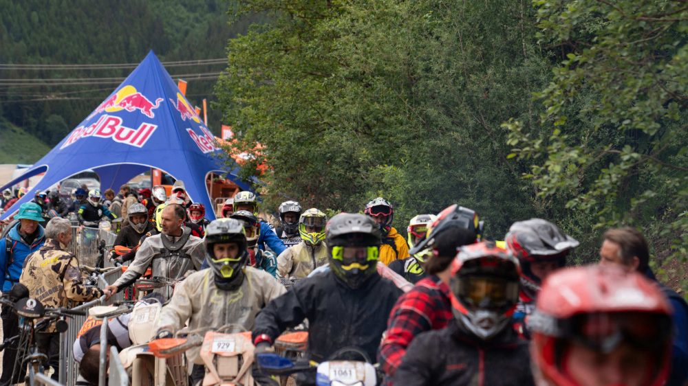Dicht gedrängtes Starterfeld unter dem Red Bull Bogen beim Erzbergrodeo 2026