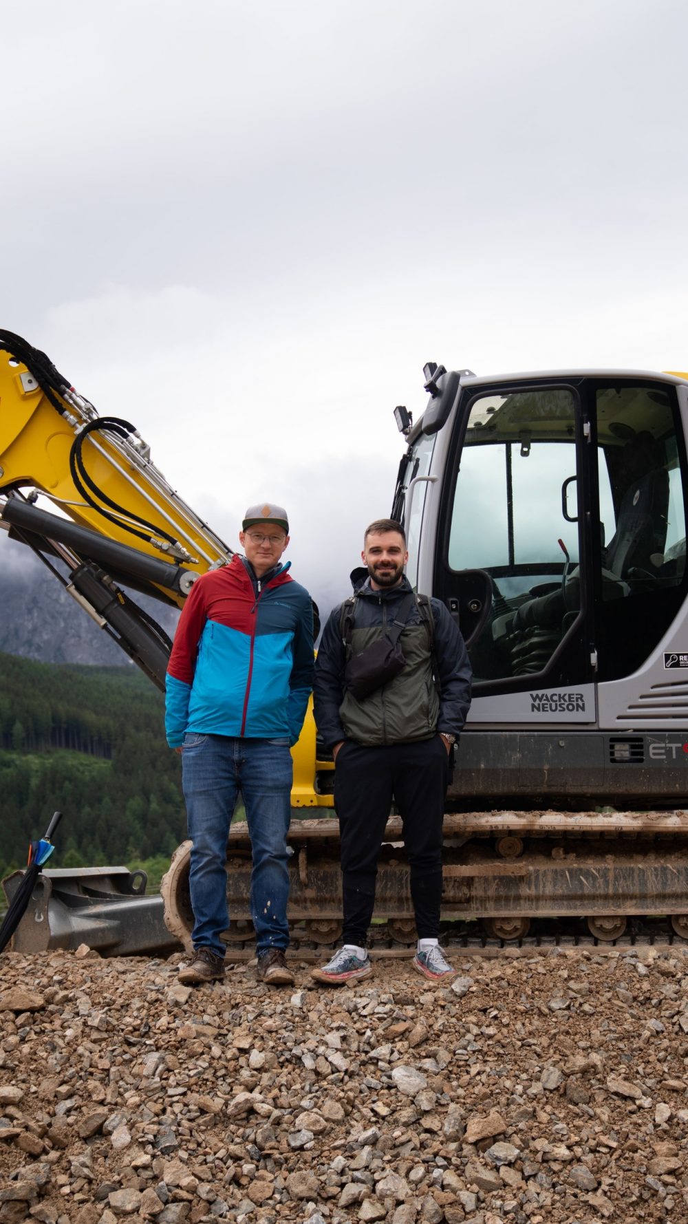Zwei Männer vor einem Bagger am Erzberg beim Erzbergrodeo 2026 in Eisenerz