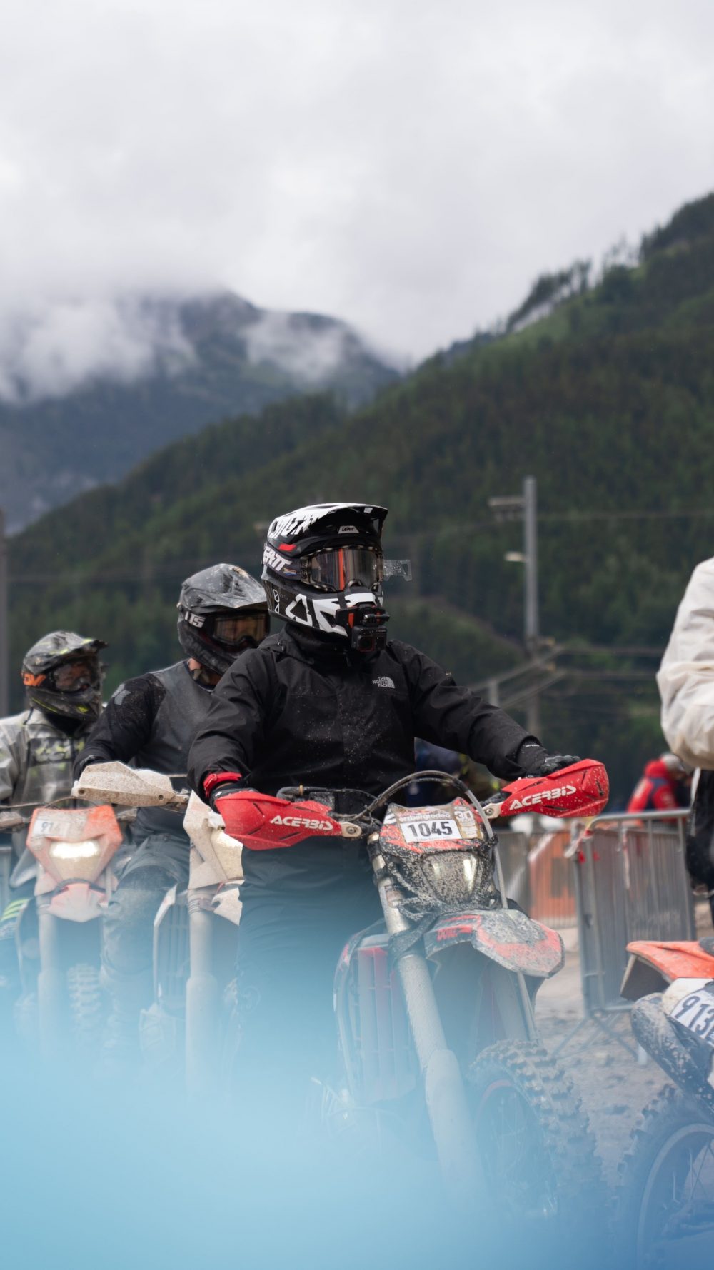 Mehrere Endurofahrer warten im Nebel auf den Start beim Erzbergrodeo 2026
