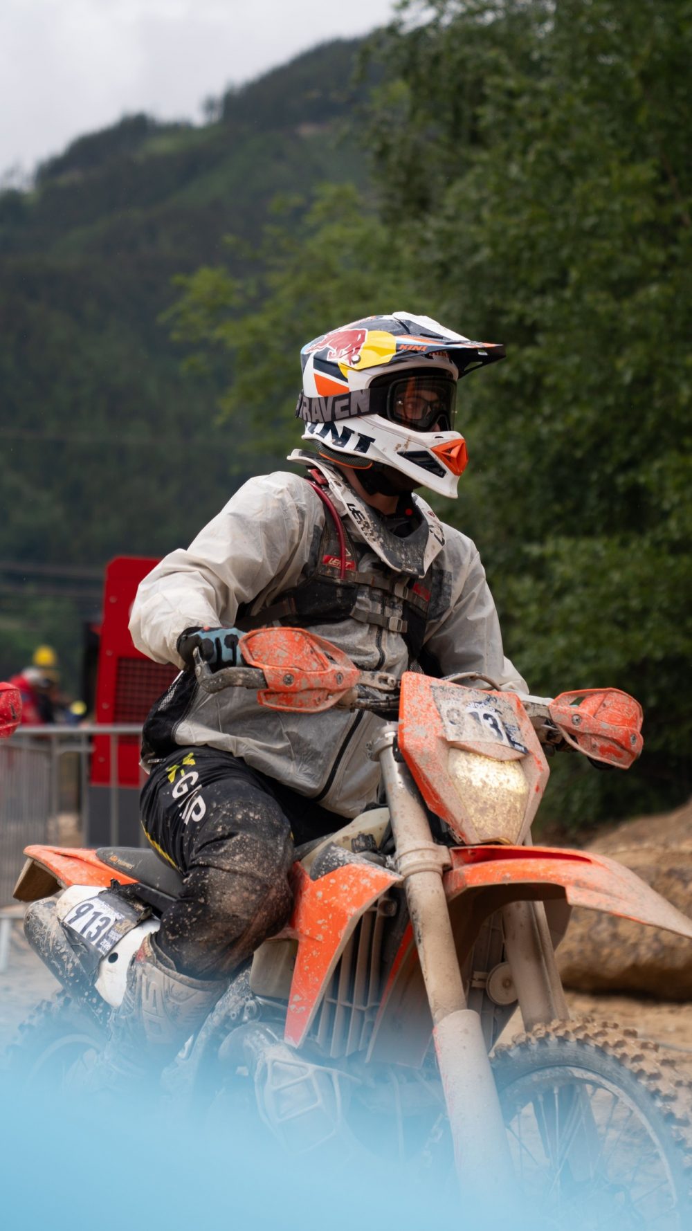 Endurofahrer mit Schlamm an der Ausrüstung auf dem Weg durch den Wald am Erzberg