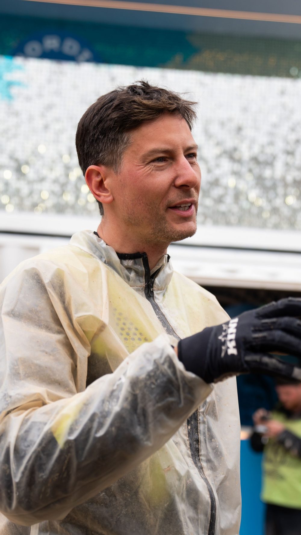 Besucher im Regenponcho im Gespräch beim nassen Erzbergrodeo 2026