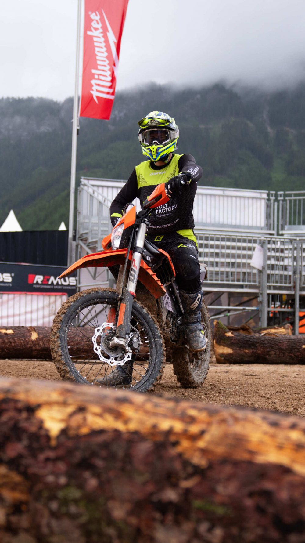 Jakub Zręda fährt mit der KTM FREERIDE E durch das Fahrerlager am Erzberg