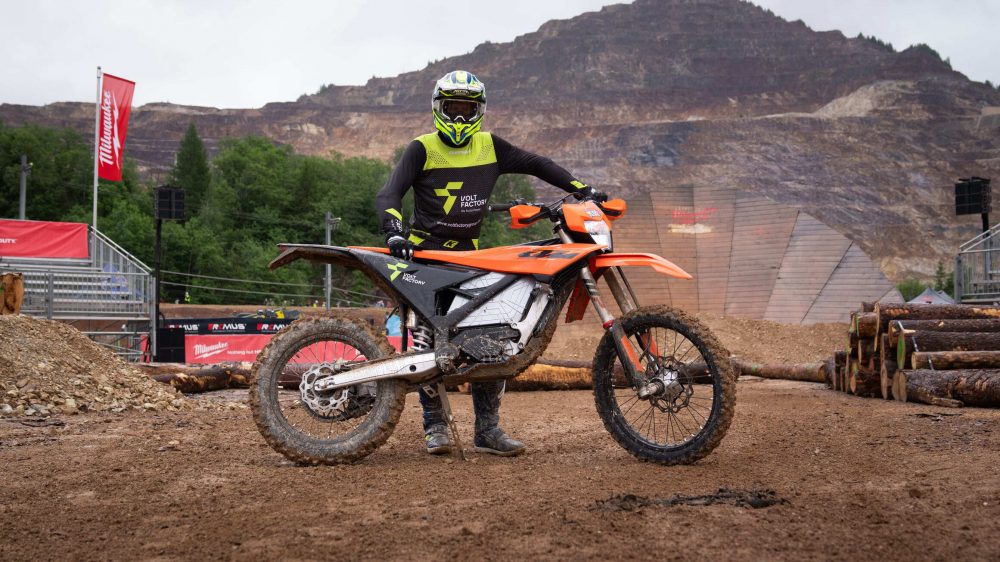 KTM FREERIDE E mit VOLTFACTORY® Batterie vor der Kulisse des Erzbergs