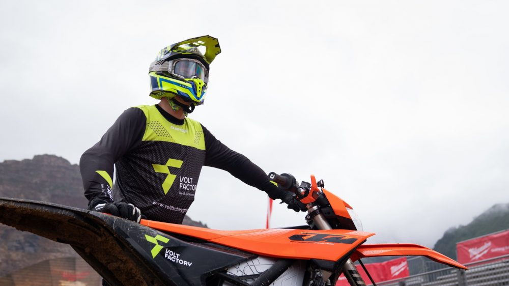Jakub Zręda im VOLTFACTORY® Trikot auf der orangen FREERIDE E bei grauem Himmel