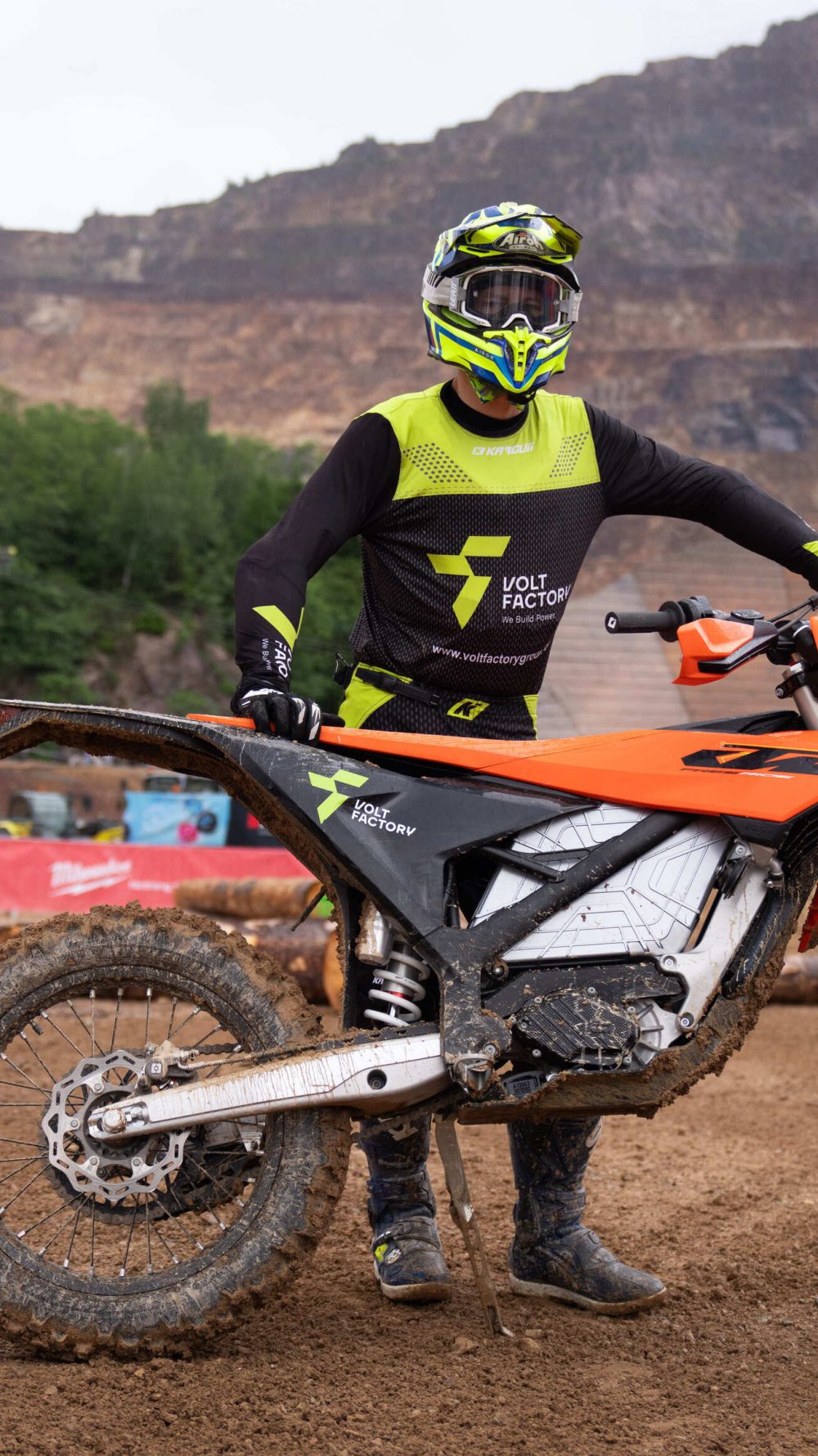 Jakub Zręda steht neben der KTM FREERIDE E, im Hintergrund der Erzberg