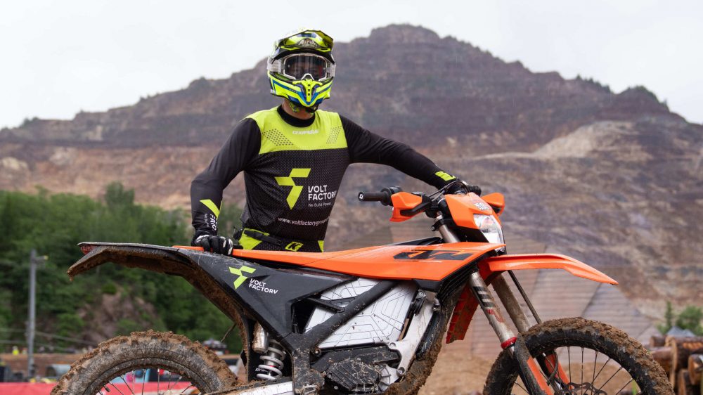 Jakub Zręda auf der 2027 KTM FREERIDE E, dahinter die Abbaustufen des Erzbergs