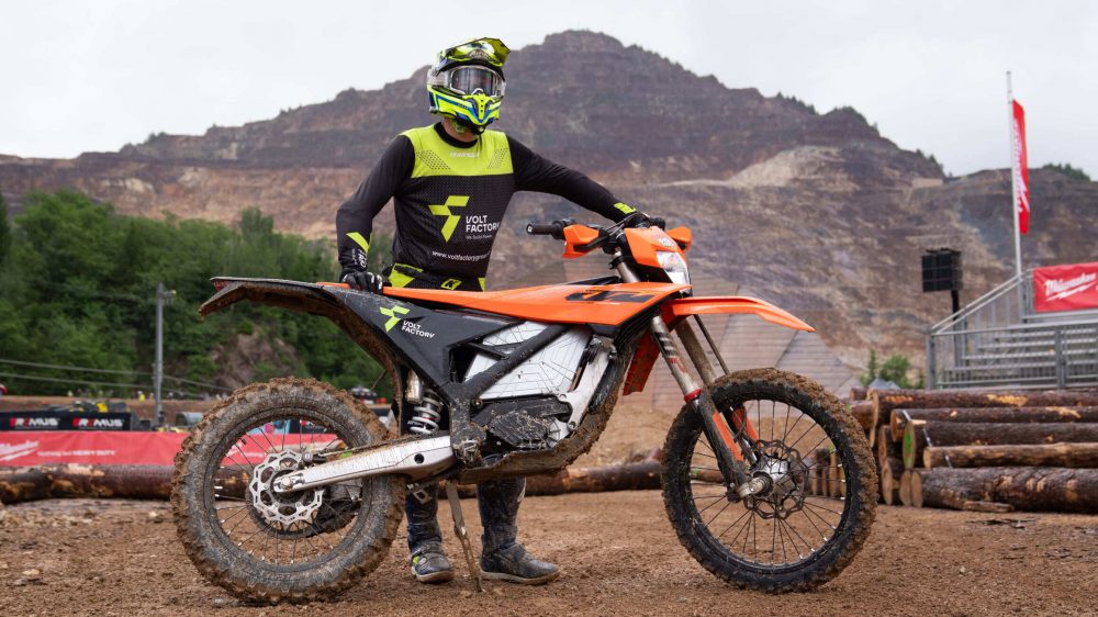 Jakub Zręda auf der KTM FREERIDE E vor dem Erzberg bei bewölktem Himmel