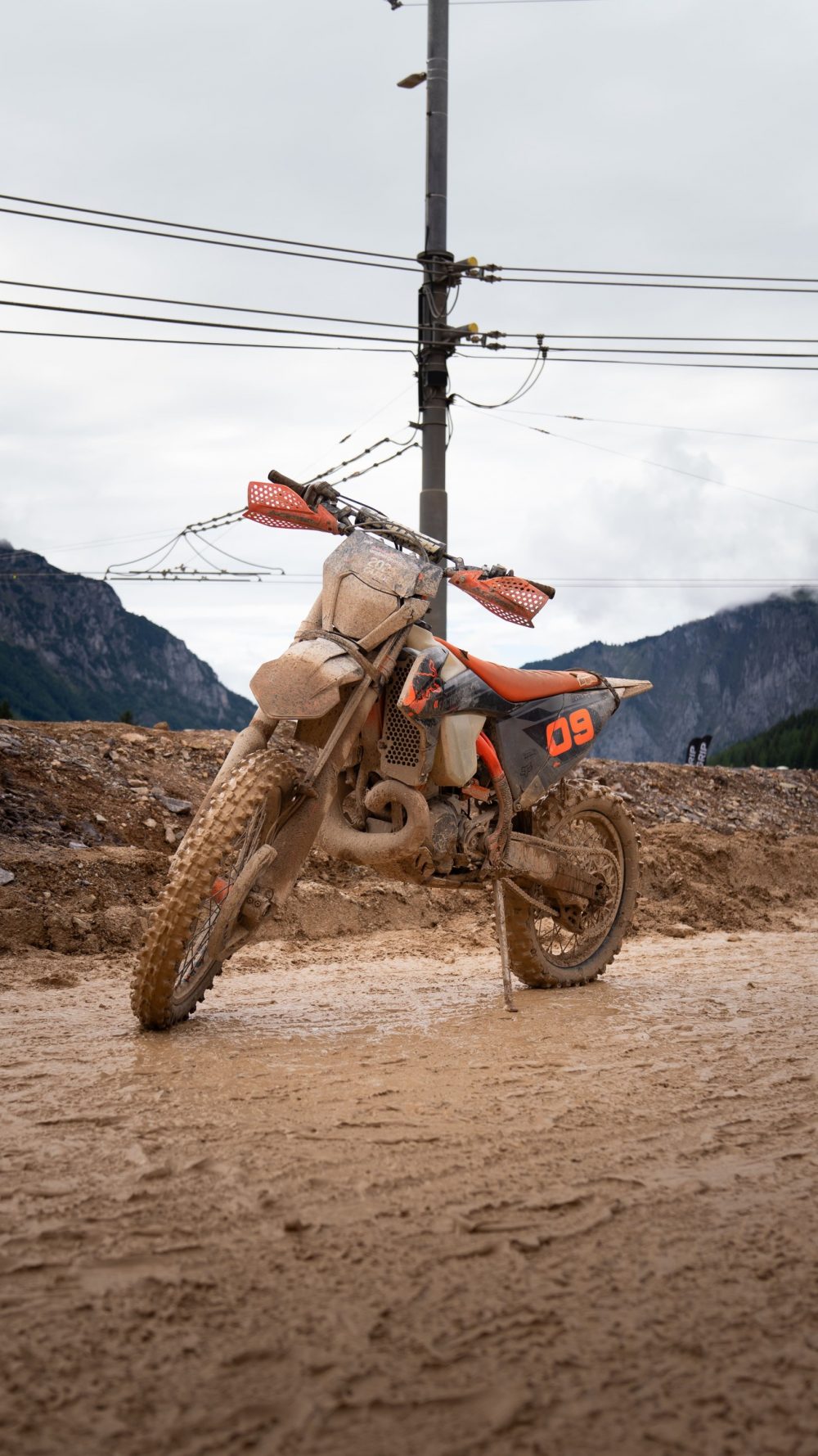 Abgestellte, schlammverschmierte Enduro am Erzberg beim Erzbergrodeo 2026