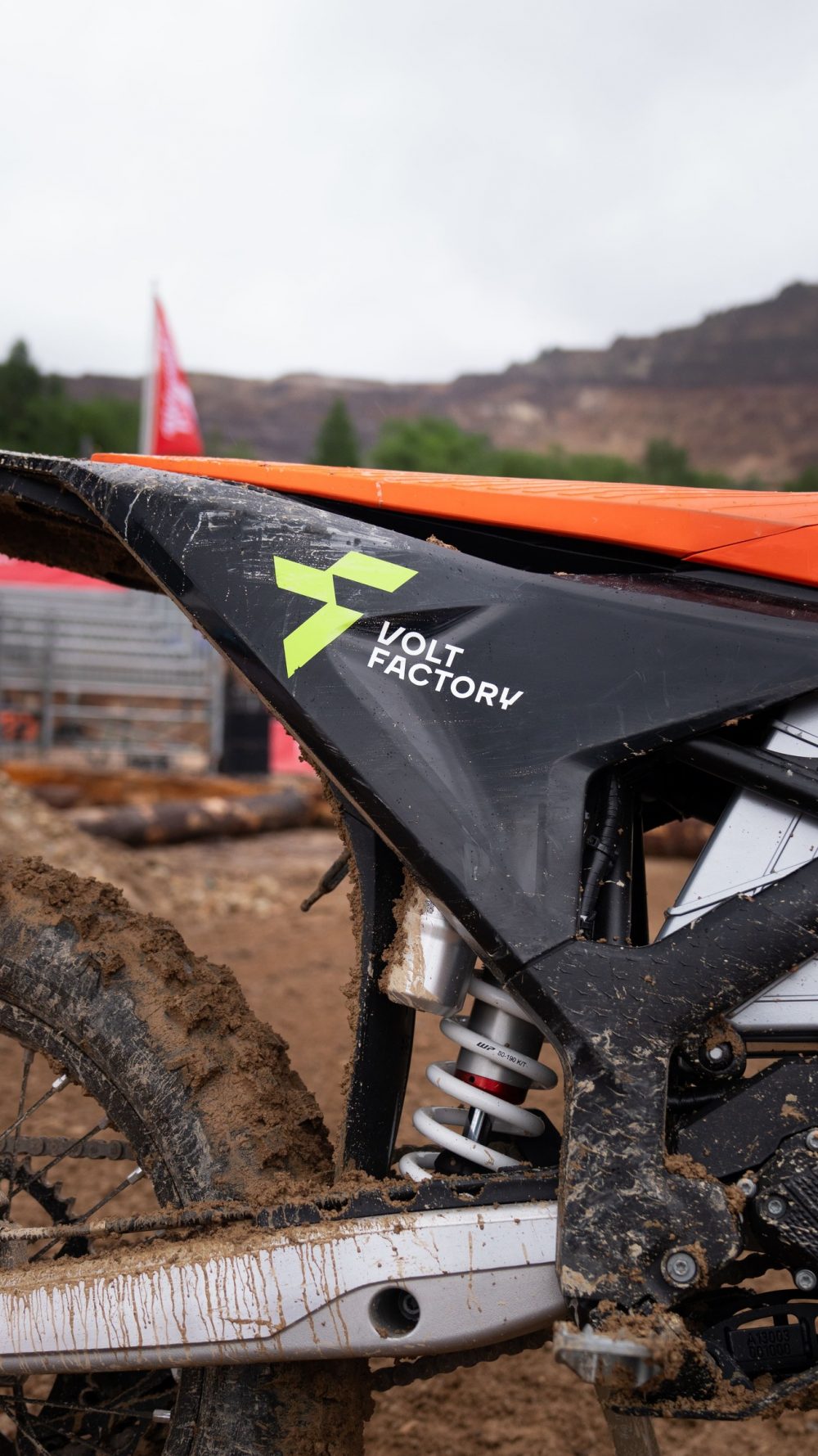 Detailansicht mit VOLTFACTORY® Logo und Federbein an der KTM FREERIDE E